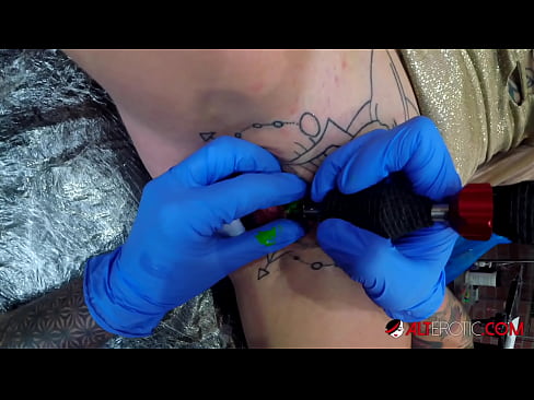 ❤️ Itin tatuiruota karšta Sully Savage gavo tatuiruotę ant savo klitorio ☑ Porno video prie mūsų ❌️❤